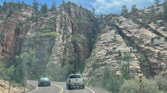 Wir durchqueren den ganzen Park mit dem Ziel „Ponderosa Resort“ - von wo wir den Shuttle zum Startpunkt nutzen wollen.