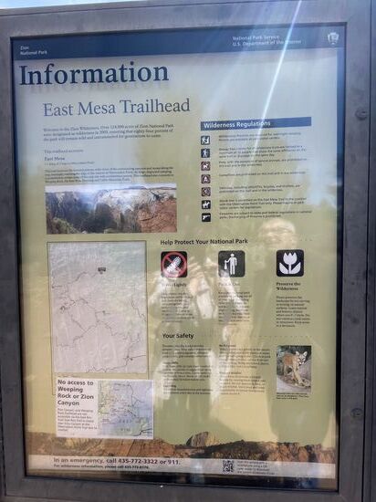 Am Trail Head einge Informationen. Bis 2019 konnte man den Observation Point aus dem Zion Canyon vom Weeping Rock aus erreichen. Ein nur 0,6 km langer Aufstieg, aber sehr steil und nicht ungefährlich. Im August 2019 gab es jedoch an dieser Stelle einen massiven Felsturz, der den Aufstieg verschüttet hat. Zum Glück gab es nur zwei Verletzte. Thomas ist im Juni 2019 mit Dennis und Tina diesen Weg noch gelaufen.