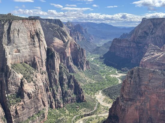 Wir sind angekommen. Die Aussicht ist grandios, man übersieht den ganzen Zion Canyon.