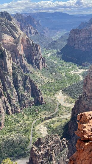 Unten in der Bildmitte ist „Angels Landing“ zu sehen.
