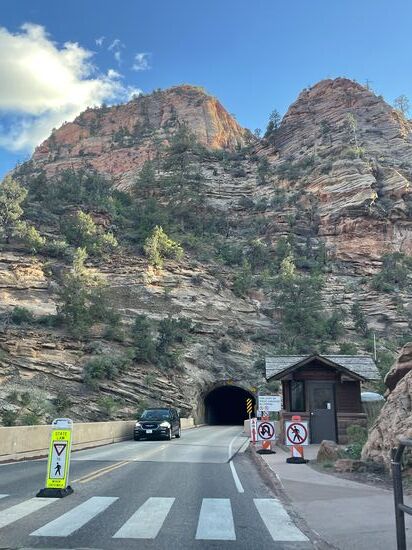 Wenn besonders große Fahrzeuge kommen, wird der Tunnel von der jeweils anderen. Seite gesperrt und das Fahrzeug kann dann mittig durch die Tunnel fahren, ohne das es Gegenverkehr gibt. Aber auch hier hat die Tunnelhöhe ihre Grenzen.