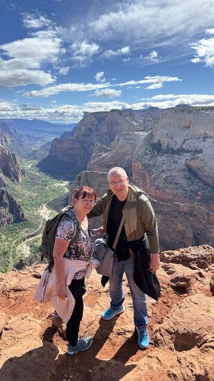 Wir lassen „fotografieren“ und achten darauf, nicht zu nah in die Kante zu gehen.