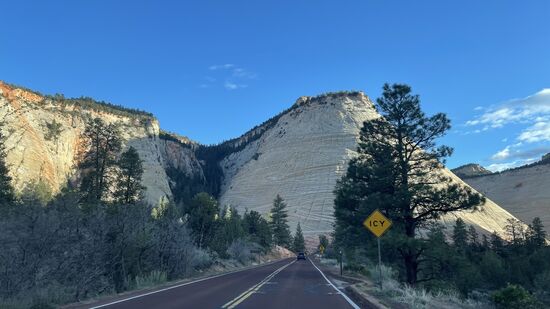 Die Felsen haben hier sehr interessante Formen und Farben.