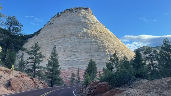 Horizontale und vertikale Spalten im Felsen.