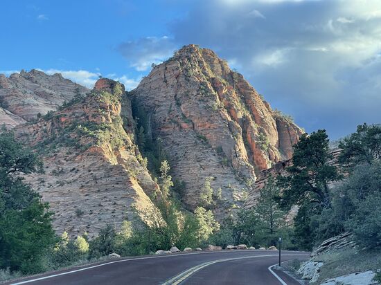 .. und die Felsen leuchten teilweise rötlich.