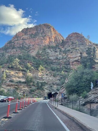 Der Zion-Mount Carmel Tunnel. Baubeginn war in den  1920ern und die Fertigstellung in 1930. Der Tunnel ist 1,1 Meilen (ca. 1,8 km) lang. Fahrzeuge mit einer Höhe von 3,4 Meter oder mehr bzw. Breite von mehr als 2,4 Meter benötigen einen besondere Genehmigung für die Durchfahrt.