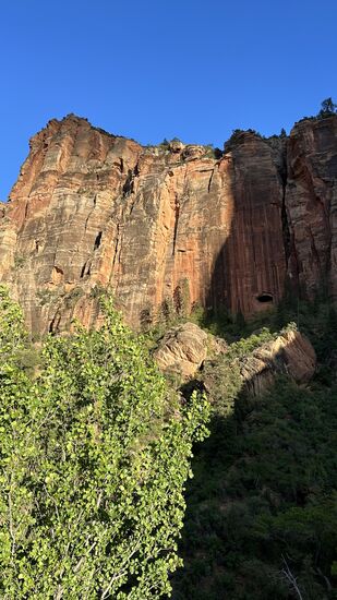 Hier sieht man den Felsen, durch den der Tunnel läuft. Klein zu erkennen ein Loch, welches etwas Licht in den Tunnel wirft.