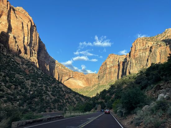 Wenn Engel reisen  - wir haben heute herrliches Wetter gehabt. Sonnig und nicht zu warm. Für´s Wandern perfekt. Ein toller Tag geht zu Ende. Wir fahren ins Hotel und gehen danach noch zum Essen. Müde fallen wir dann ins Bett.