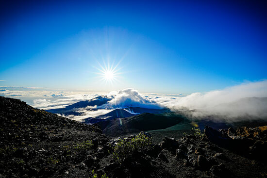 Wir befinden uns auf unter 3000m, aber noch über den Wolken und haben eine mystische Sicht über die Vulkane und Berge