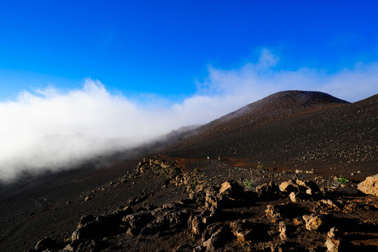 Der Trail besteht aus schwarzem Sand und gibt uns das Gefühl auf dem Mond zu wandern