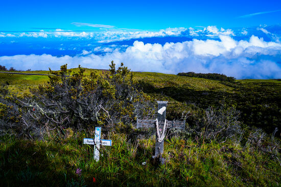 Man sieht auf der Insel einige Gedenkstellen - ich denke, meist Unfallopfer