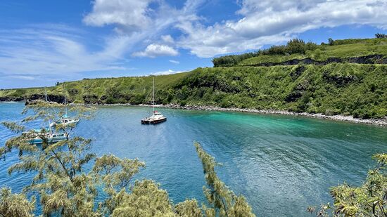 Noch ein schöner Ausblick in eine Bucht—hier sehen wir einige Boote und viele Schnorchler—bestimmt einige organisierte Touren