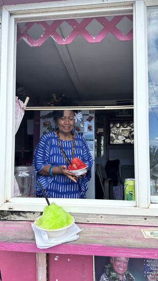 Lemon für Thomas und Erdbeere für mich  (6,75US$ pro Ice)
Dieses „Shave-Ice“ wurde - wie auch das „Poke bowl“ von den Japanern übernommen und gilt inzwischen als hawaiianische Spezialität
Außerdem verkauft die Dame hier auch noch kleine Bananenbrote, Mangobrote (8,75 US$) und diverse Souvenirs