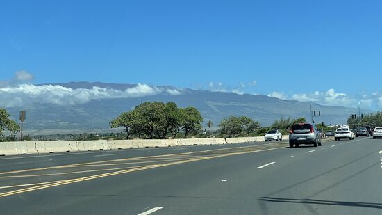 Wir müssen wieder durch die Hauptstadt „Kahului“ fahren und dann gehts Richtung Süden, nach „Kihei“—hier ein letzter Blick zum Haleakala Observatorium—es ist ganz klein da oben zu sehen…