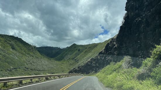 Die satt-grünen Berge erinnern etwas an Irland….ich denke da immer an die Kerrygold-Butter-Werbung…