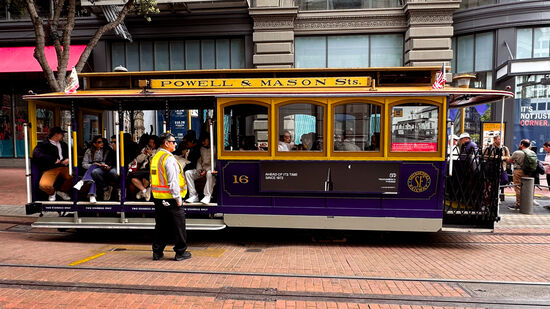 Hier sind wir an einer der vielen Endstationen der Linie. Die Cablecar fährt immer von A nach B. Es gibt drei Linien: zwei starten an der Ecke Powell und Market und führen zu Fishermans Wharf. Eine startet an der Ecke California und Market und führen zur Van Ness Avenue.