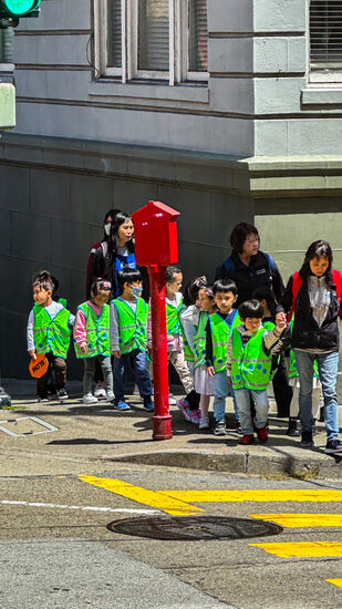 Schnappschuss während der Fahrt—bestimmt eine Schulklasse