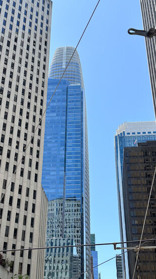 „Millenium Tower“ - auch schiefer Turm von SFO genannt - er neigt sich 8cm pro Jahr- in ihm befinden sich Luxuswohnungen, deren Wert aber durch die aktuelle Situation sinkt 