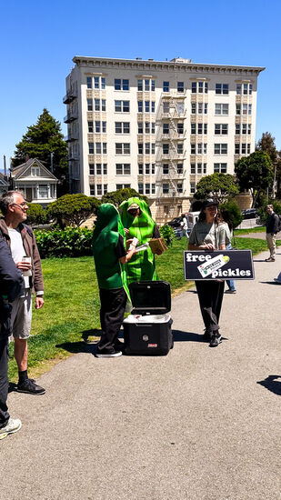 Der nahegelegene Park ist gut besucht, denn von hier erwischt man die besten Fotos der 7 Häuser—gerade werden hier Kostproben von sauren Gurken verteilt..