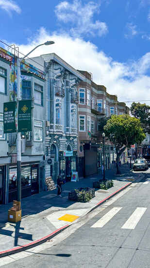 Wir bleiben eine Weile im Bus und lauschen den Erzählungen über Kopfhörer—wir sitzen wieder oben, aber je näher wir der Golden Gate kommen, desto windiger und kälter wird es