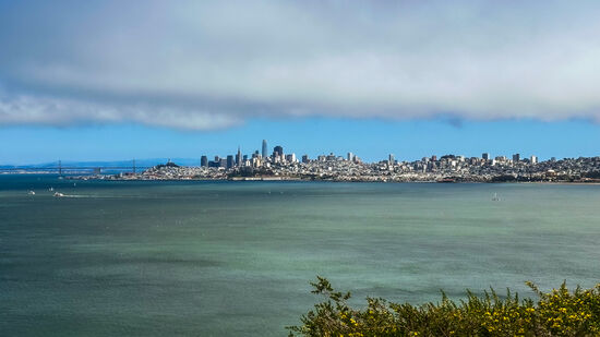 Denn unser nächstes Ziel ist die Bay….wir fahren über die GG und ich muß mein Handy festhalten—fast reißt der Wind es mir aus der Hand