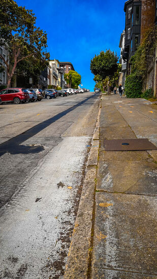 Die „Lombard street“ ist diese mega-steile Zick-zack-Straße.
Wir müssen erstmal zum höchsten Punkt raufgehen-es ist unglaublich, wie steil das ist!