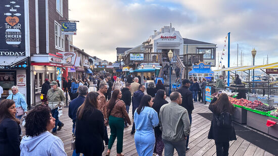 An der Wharf entlang gehen wir zum Hotel zurück—wir kehren noch auf eine „Chowder“ im Brot ein—das ist hier die typische Muschelsuppe. Ich muss ja immer alles probieren—bin aber davon enttäuscht. Der Geschmack ist nicht besonders und das meiste vom Brot landet im Müll 