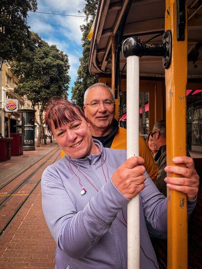 Ein besonderes Erlebnis: auf dem Trittbrett der historischen Bahn durch San Francisco