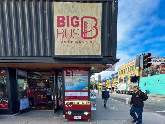 Auch der Startpunkt des BIGBUS ist nur wenige Schritte vom Hotel entfernt—die Lage ist einfach super—hier wird unser online Ticket gescannt und wir bekommen das richtige Ticket