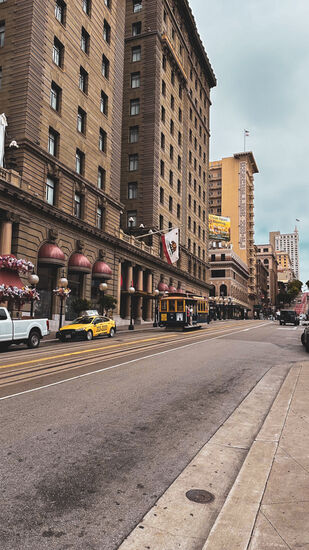 Wir steigen am Union Square aus. Dieses Viertel war während des Amerikanischen Bürgerkrieges das Quartier der Armee. Später war in diesem Gebäude links die Zentrale der amerikanischen Gewerkschaften. Heute beherbergt es ein Luxushotel. In den angrenzenden Straßen befinden sich sehr viele Shopping-Läden. Wir wollen jedoch nicht shoppen, sondern mit der historischen „Cablecar“ fahren.