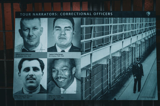 Hier hängen die Steckbriefe von einigen Wärtern. Sie lebten mit ihren Familien hier nahe ihrem Arbeitsplatz. Insgesamt lebten 300 Zivilisten und 80 Kinder auf der Insel
Sozusagen in direkter Nachbarschaft mit den Sträflingen