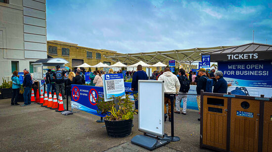 Wir sind erstaunt, wir hätten mehr Andrang erwartet. Nur kurzes Schlange stehen und schon sind wir auf der Fähre