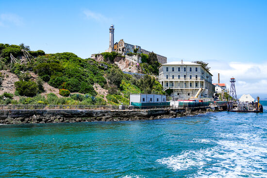 Oben ist das bekannte Alcatraz , welches 1934 eröffnet wurde und unten ist das frühere Militärgefängnis-
Was war das wohl für ein Gefühl, wenn die Gefangenen anreisten und sich ihnen dieses Bild bot?
Alcatraz galt als Endstation, von dem es kein Zurück gab—hierher kamen nur die hoffnungslosen und schwierigsten Fälle aus anderen Gefängnissen