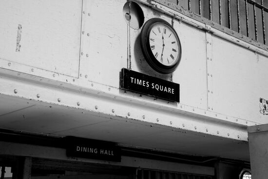 Times Square am Ende des Ganges über dem Essenssaal. Hier traf man sich 3x am Tag für 20 Minuten zu den Mahlzeiten und dabei waren immer nur 2 Wärter anwesend