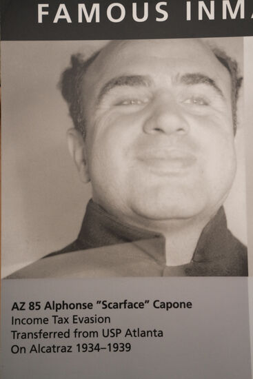 Der wohl berühmteste Insasse: Al Capone—mit ihm legte sich keiner an, er war der beste Straßenkämpfer, aber im Kopf angeblich schon lange dumpf