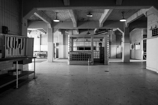 Hier ein Blick in die Küche. Die Messer links waren genau an ihrem Platz eingezeichnet, damit man sofort sah, wenn eines verschwand. Das kam natürlich auch öfter vor und die Insassen brachten sich damit gegenseitig um