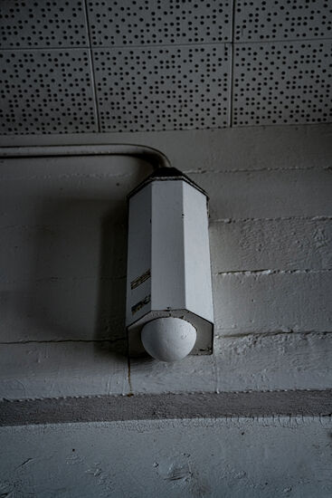 An der Decke des Speisesaales sind Kannister, die mit Tränengas befüllt waren.
Eigentlich überflüssig und wurden nie benutzt, weil in dem Fall kein Wärter lebend rausgekommen wäre