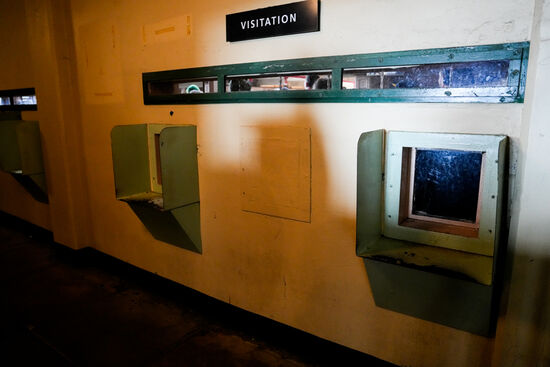 Der Besuchergang—nur 1x pro Monat war Besuch erlaubt. Viele Angehörige erklärten ihre inhaftierten Verwandten auch für tot und besuchten sie nicht