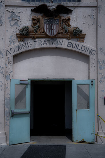 Der Eingang zum Administration-Gebäude. Hier hatte der Gefängnisdirektor sein Büro, es gab Aufenthaltsräume für die Wärter und die Zentrale Überwachung war hier angesiedelt.