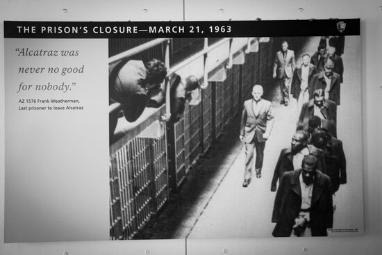 Bild vom letzten Tag von Alcatraz. Nach 30 Jahren wurde das Gefängnis auf Anordnung von John F. Kennedy geschlossen. Die Instandhaltung wurde zu aufwändig und teuer. Durch das Meerwasser wurden die Mauern zu bröckelig. Während der 30 Jahre saßen hier 1500 Männer. Am 21. März 1963 verließen die letzten 27 männlichen Häftlinge die Insel.