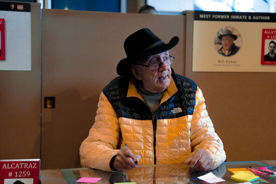 Die Krönung: Autogrammstunde mit einem ehemaligen Häftling—einem Schwerverbrecher: dem 80 jährigen William Baker