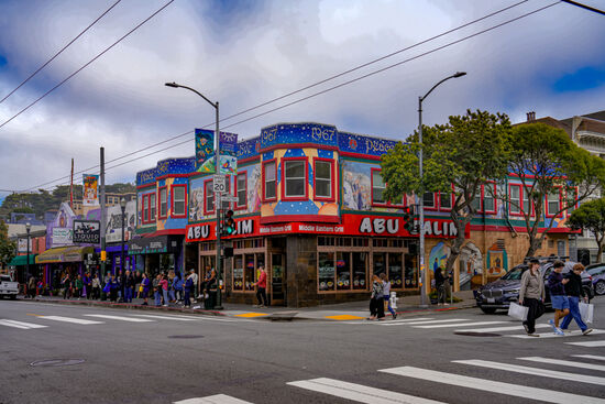 Bunte Häuser mit allem was in den 60er und 70er so „in“ war