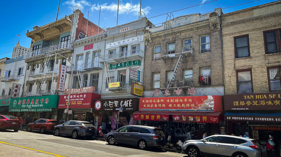 Viele Einkaufsmärkte und Restaurants