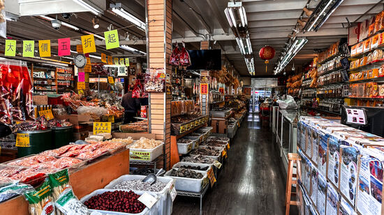 ….es wird SEHR viel getrockneter Fisch angeboten und Nüsse, Obst, Gemüse…