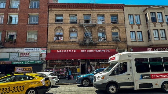 Besonders interessant ist hier die Fensterdekoration: