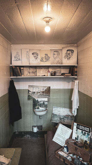 Nach und nach entwickelten die Insassen unterschiedliche Hobbies—so häkelten einige (auch wenn es unglaublich ist, sich die harten Burschen mit Wolle und Häkelnadeln vorzustellen) viele malten Bilder oder spielten Musikinstrumente