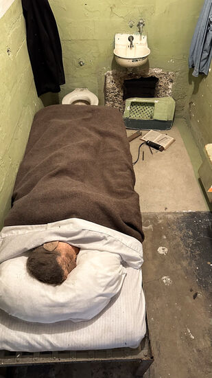 Hier sieht man den Lüftungsschacht, der als Fluchtweg diente—sie flüchteten nachts und legten Kopfattrappen in ihre Betten. So hatten sie 9 Stunden Vorsprung