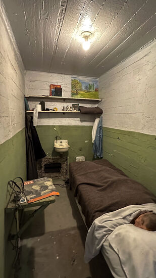 Die Wärter merkten nicht sofort, dass 3 Männer beim morgendlichen Appell fehlten, die aus Zahnpasta, Seife, Zement und Farbe gebastelten Kopfattrappen waren genial