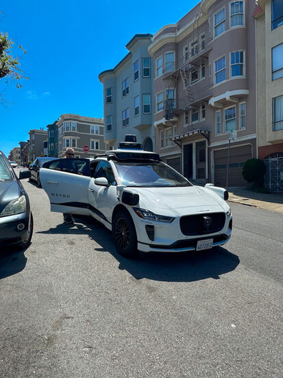 Obwohl wir die nun schon so oft gesehen haben, bestaunen wir es immer wieder—hier hat es wohl ein Anwohner bestellt—das Fahrzeug wartet brav und beide Passagiere steigen hinten ein…