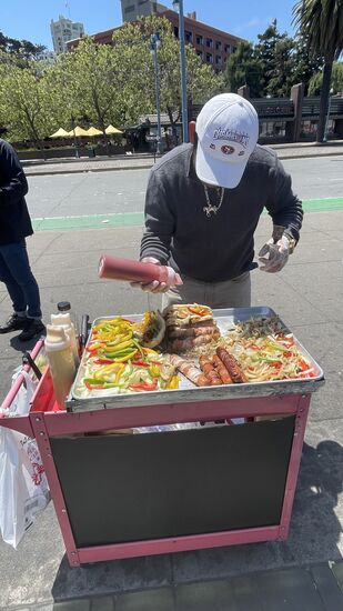 Da wir noch nichts gefrühstückt haben, trauen wir uns mal hier an so ein mexikanisches Hot-Dog